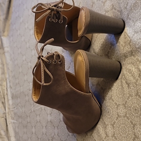 Grey Heels - Picture 6 of 11